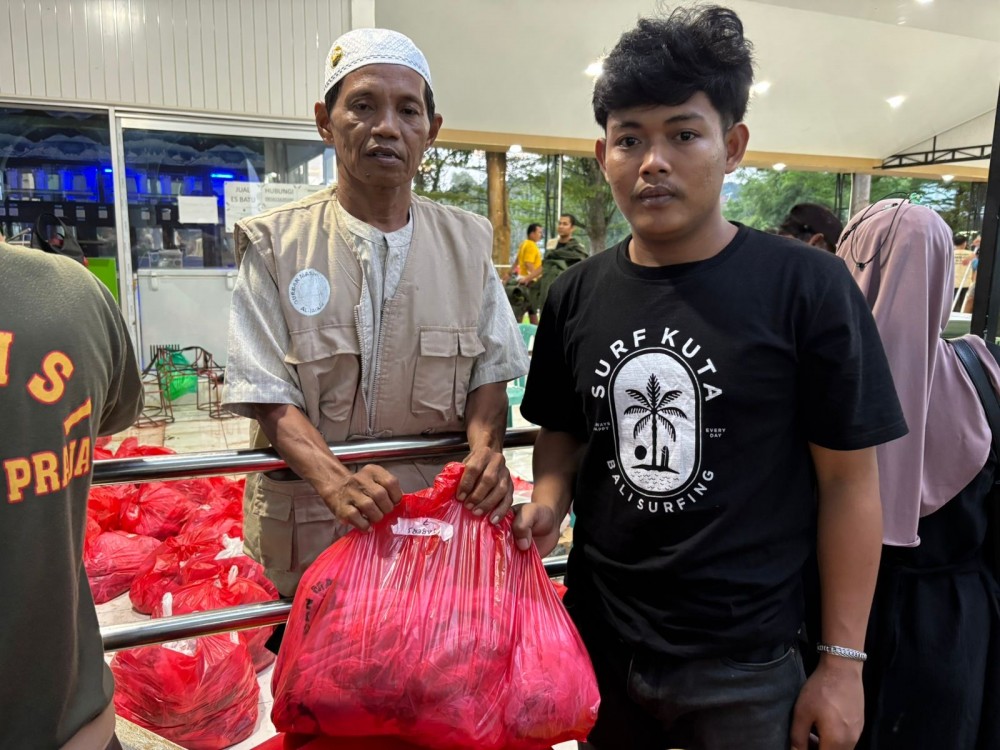 Hijabers Community Kembali Terima Bantuan Daging Qurban dari Masjid Agung Kutim dan Masjid Al Faruq